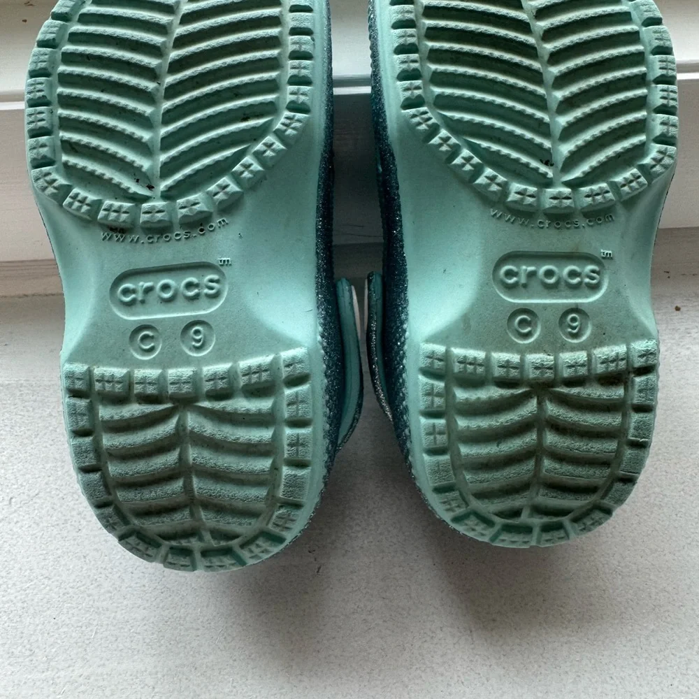 CROCS Kids Shoes in Turquoise and Silver with Frozen Theme - Picture 2 of 3
